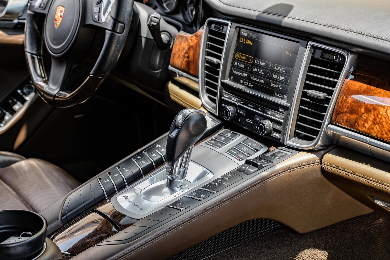 Porsche Panamera Vehicle Main Gallery Image 21
