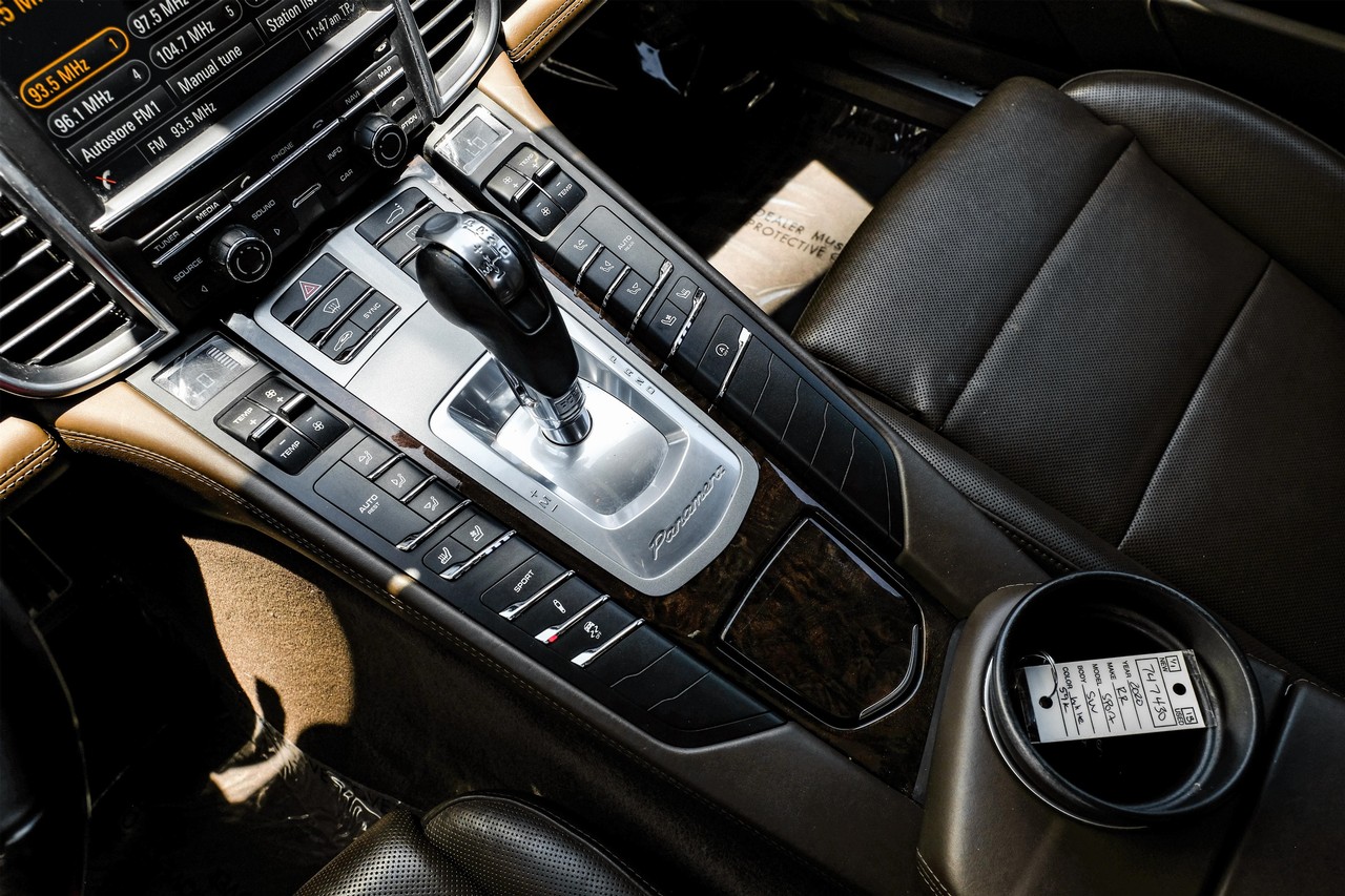 Porsche Panamera Vehicle Main Gallery Image 22