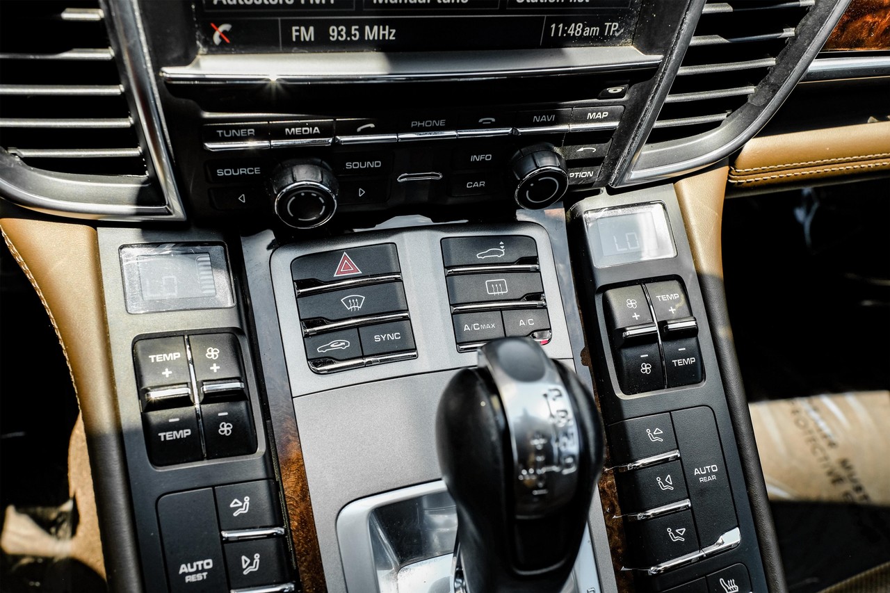 Porsche Panamera Vehicle Main Gallery Image 23