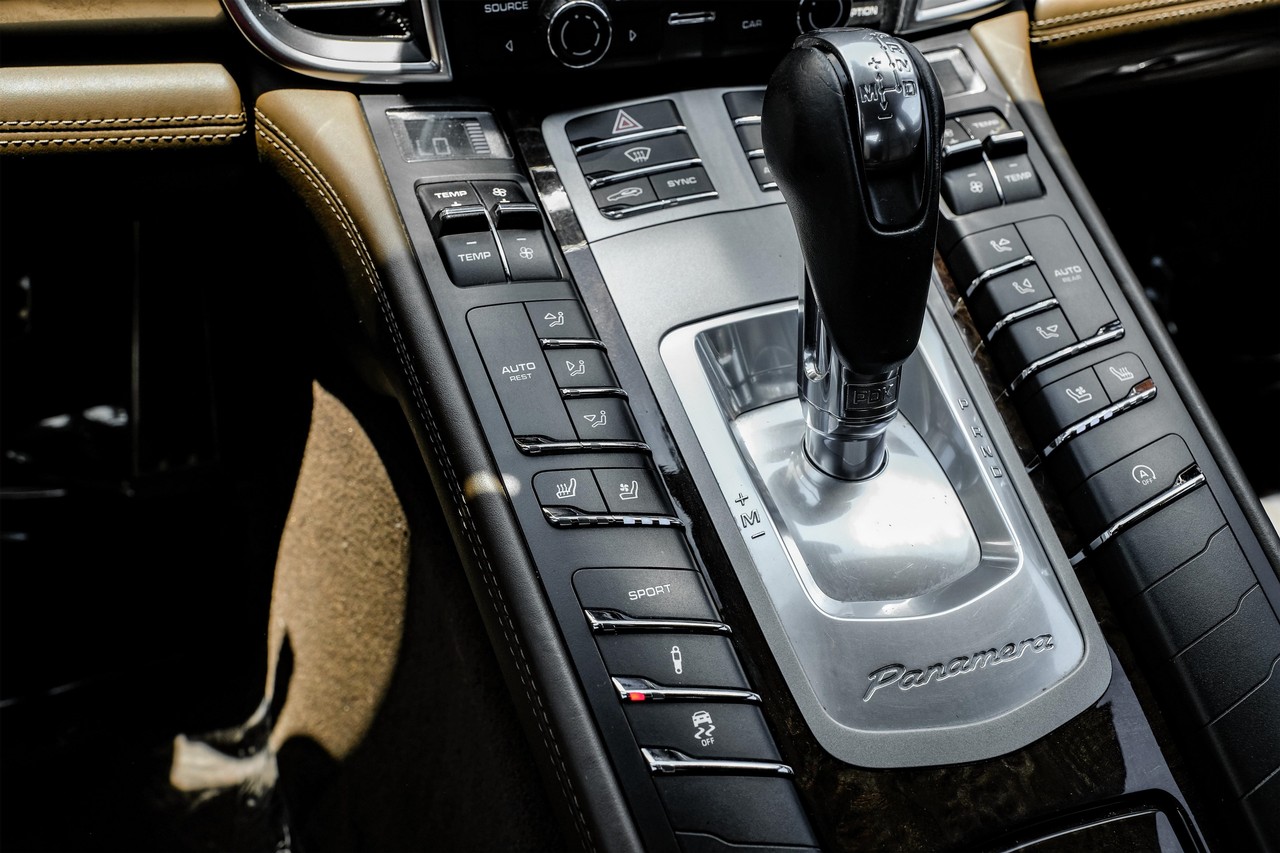Porsche Panamera Vehicle Main Gallery Image 24