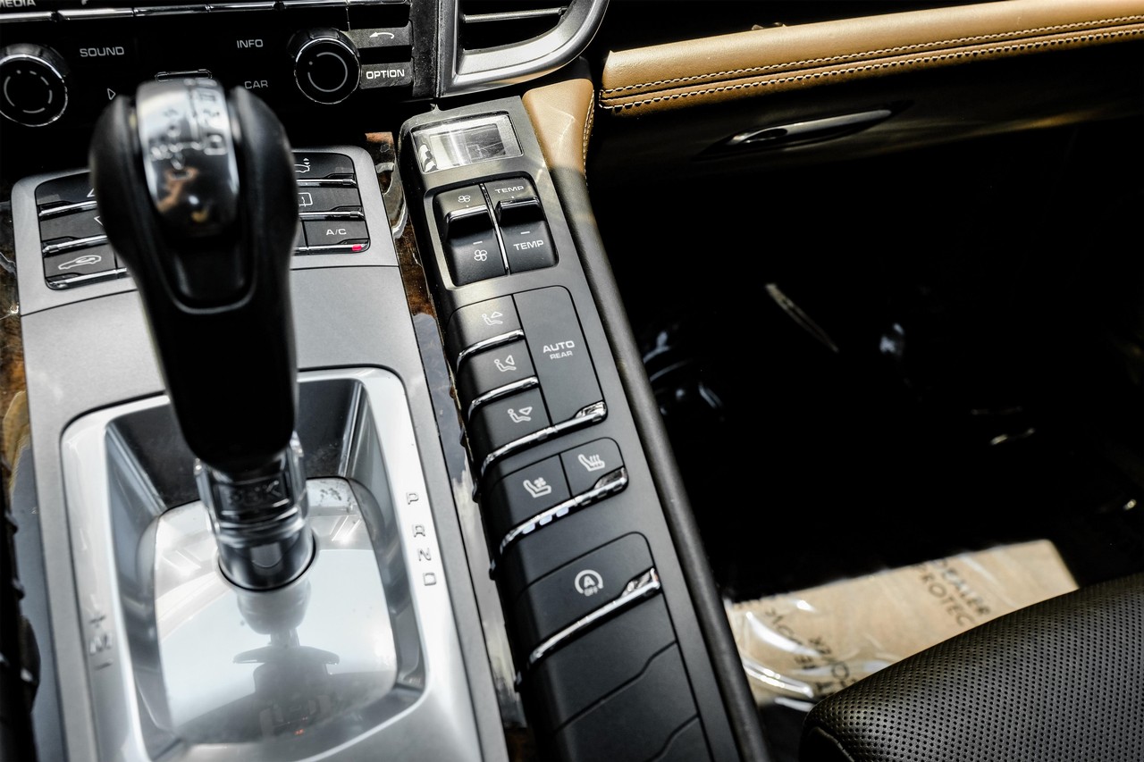 Porsche Panamera Vehicle Main Gallery Image 25