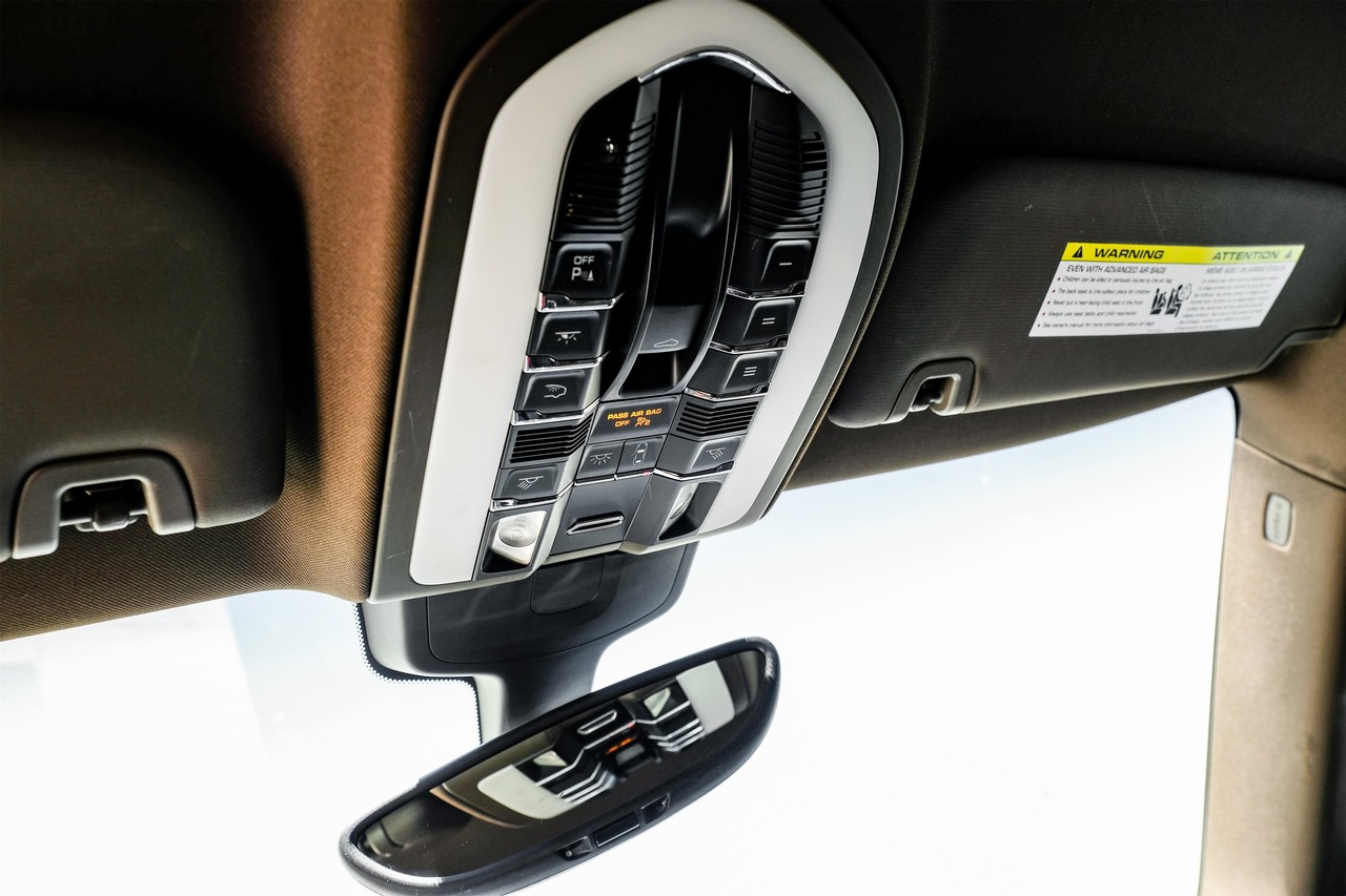 Porsche Panamera Vehicle Main Gallery Image 26