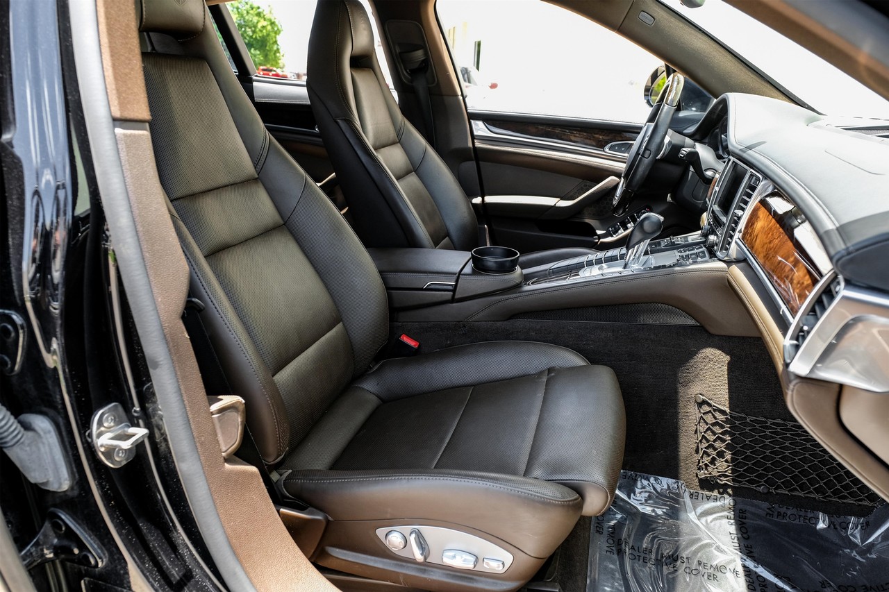 Porsche Panamera Vehicle Main Gallery Image 31