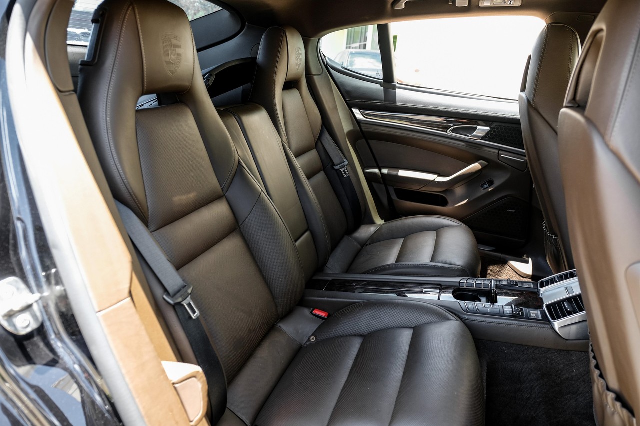 Porsche Panamera Vehicle Main Gallery Image 32