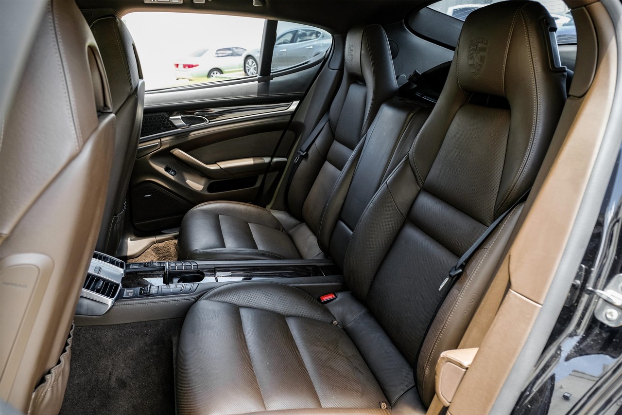 Porsche Panamera Vehicle Main Gallery Image 35