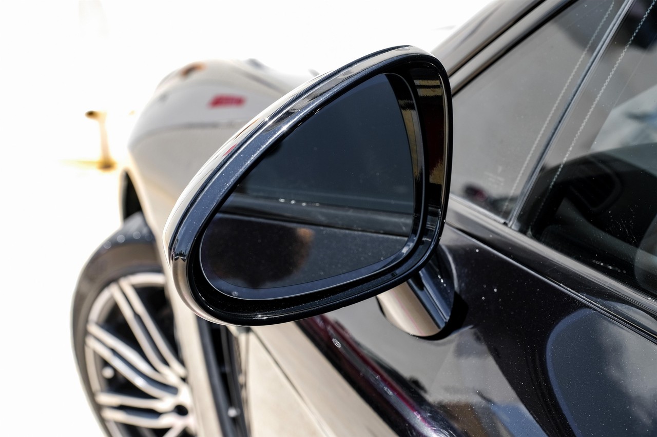 Porsche Panamera Vehicle Main Gallery Image 37