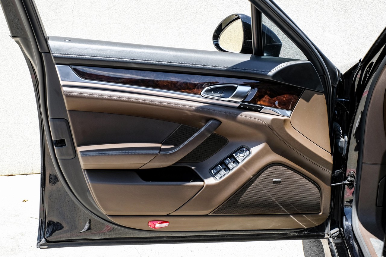 Porsche Panamera Vehicle Main Gallery Image 38