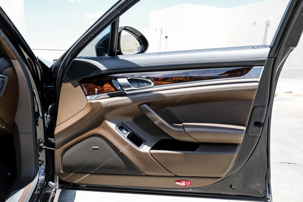 Porsche Panamera Vehicle Main Gallery Image 40