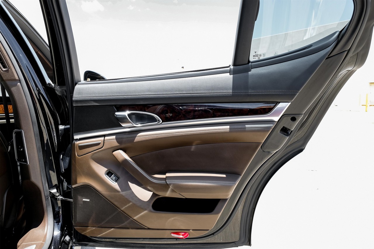 Porsche Panamera Vehicle Main Gallery Image 42