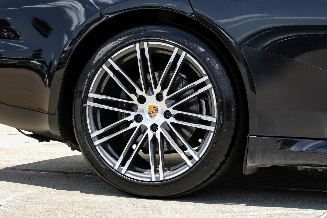 Porsche Panamera Vehicle Main Gallery Image 45