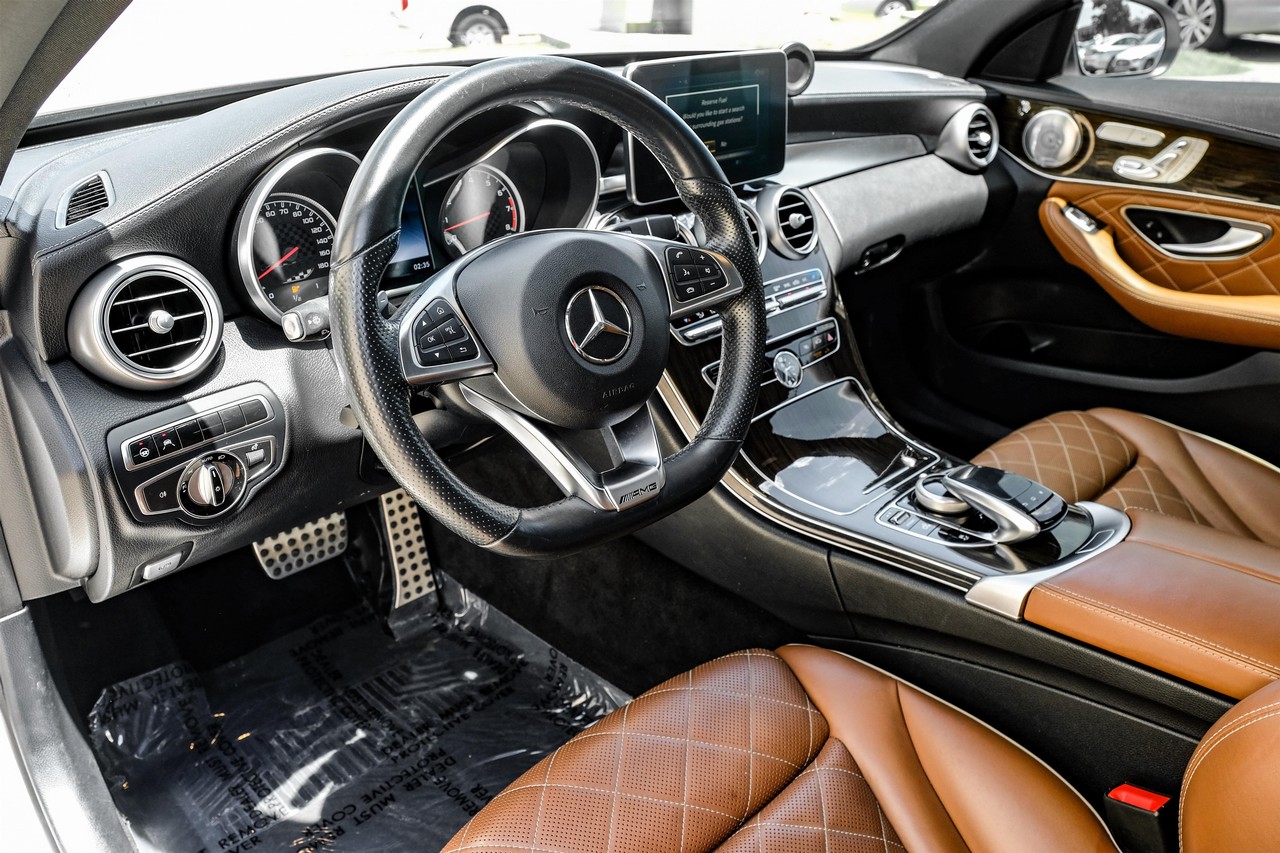 Mercedes-Benz C-Class Vehicle Main Gallery Image 03