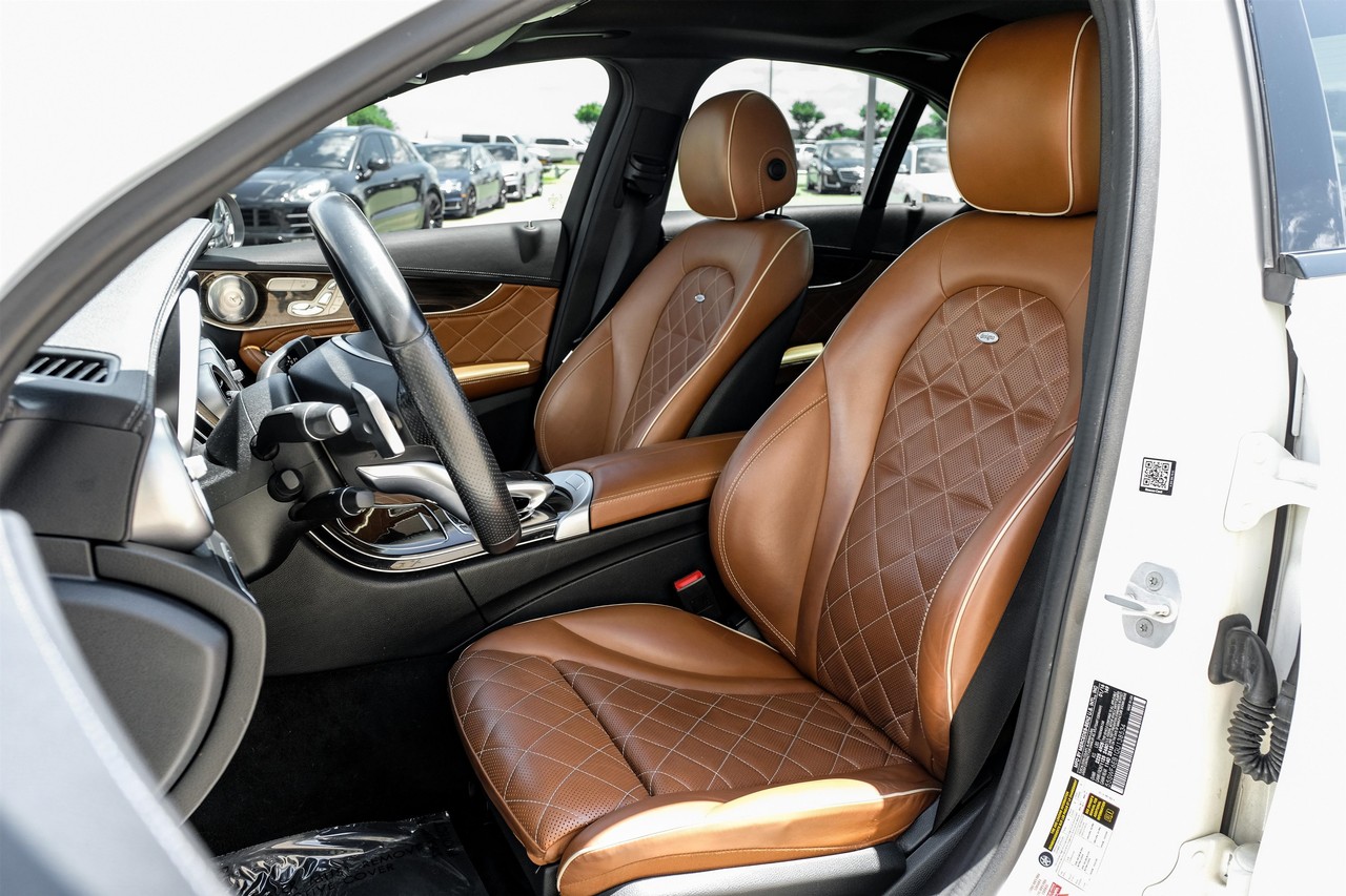 Mercedes-Benz C-Class Vehicle Main Gallery Image 04