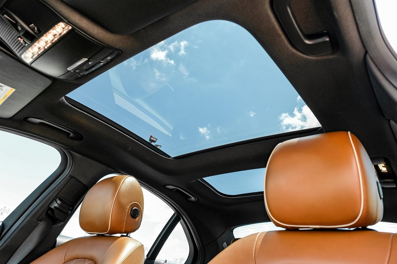 Mercedes-Benz C-Class Vehicle Main Gallery Image 05