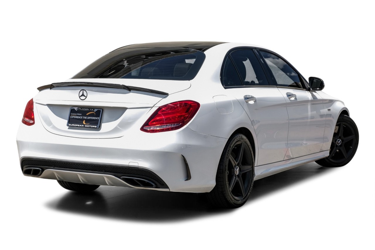 Mercedes-Benz C-Class Vehicle Main Gallery Image 08