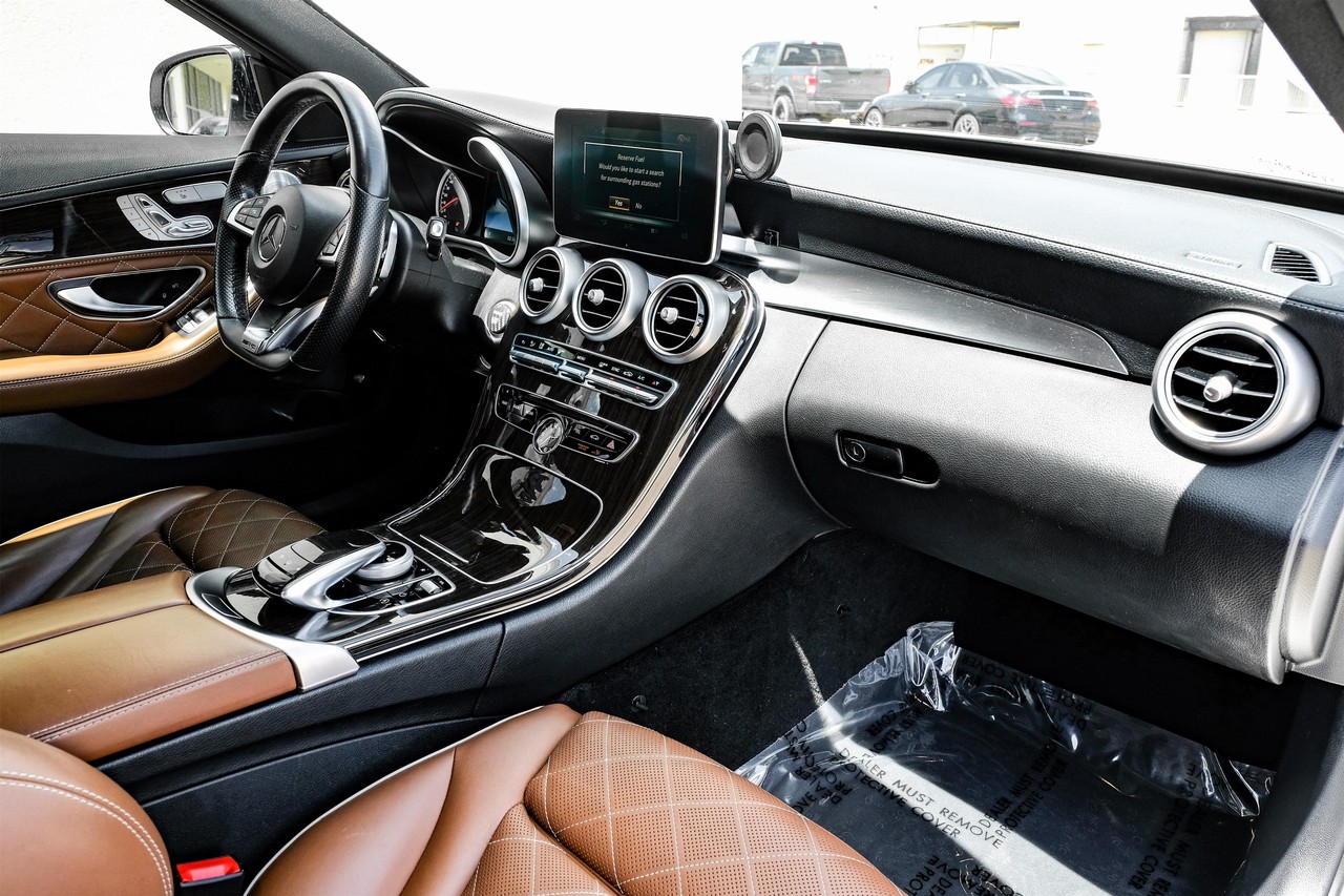 Mercedes-Benz C-Class Vehicle Main Gallery Image 12