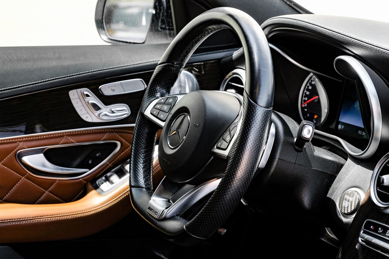 Mercedes-Benz C-Class Vehicle Main Gallery Image 13