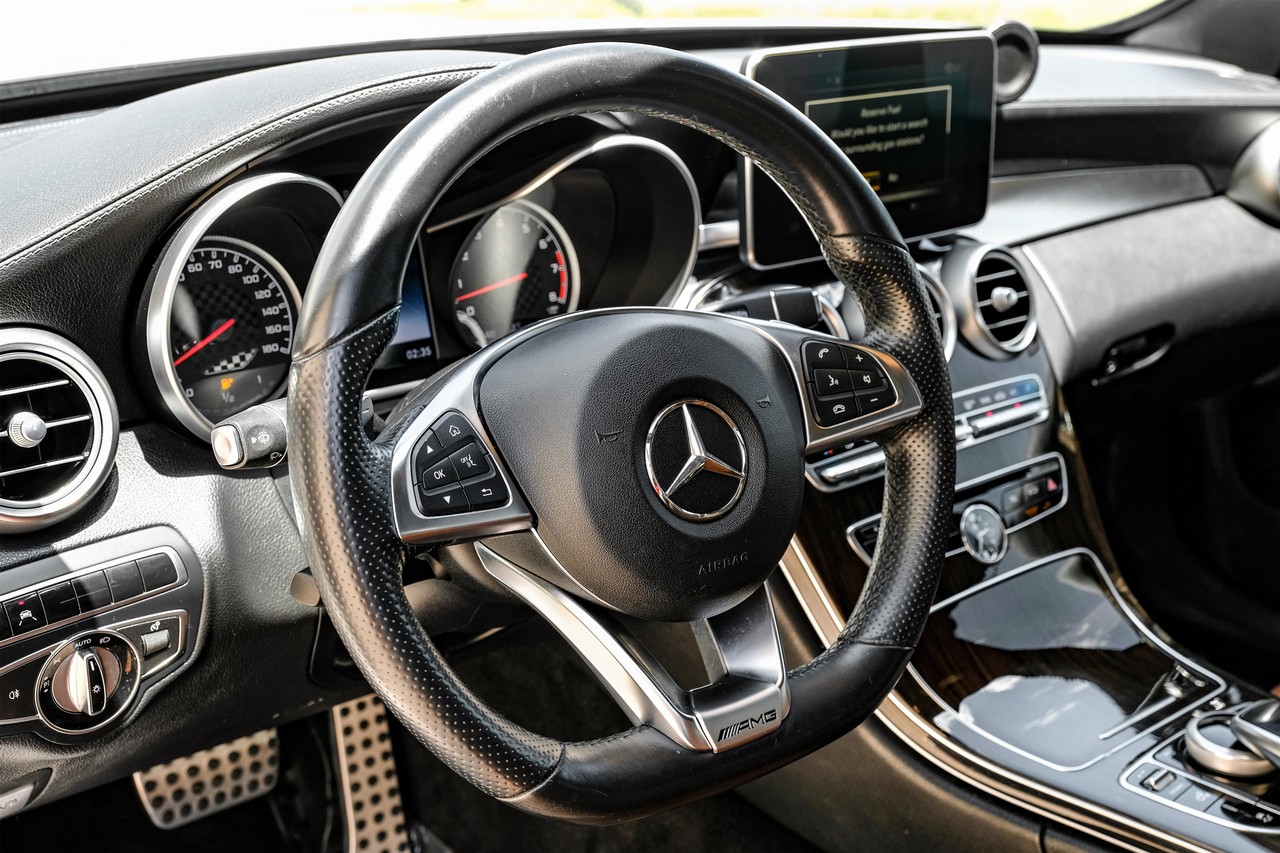 Mercedes-Benz C-Class Vehicle Main Gallery Image 15