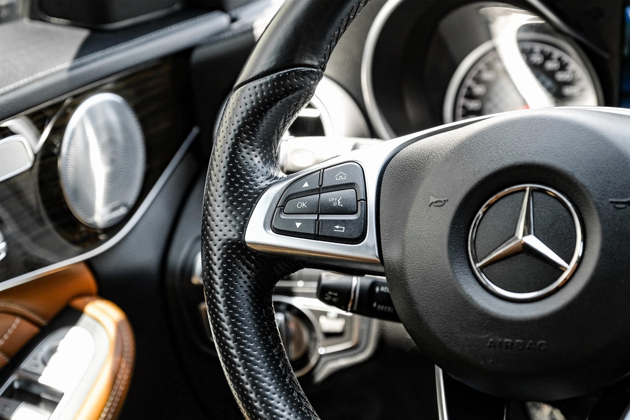Mercedes-Benz C-Class Vehicle Main Gallery Image 17