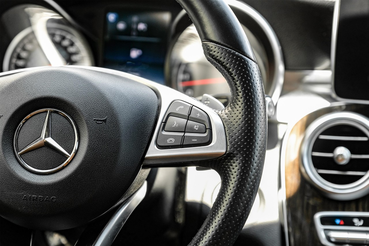 Mercedes-Benz C-Class Vehicle Main Gallery Image 18