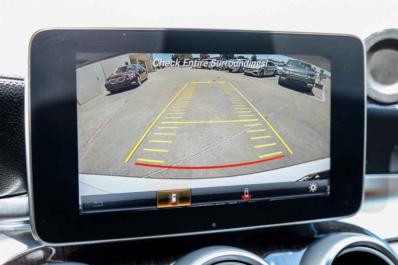Mercedes-Benz C-Class Vehicle Main Gallery Image 22