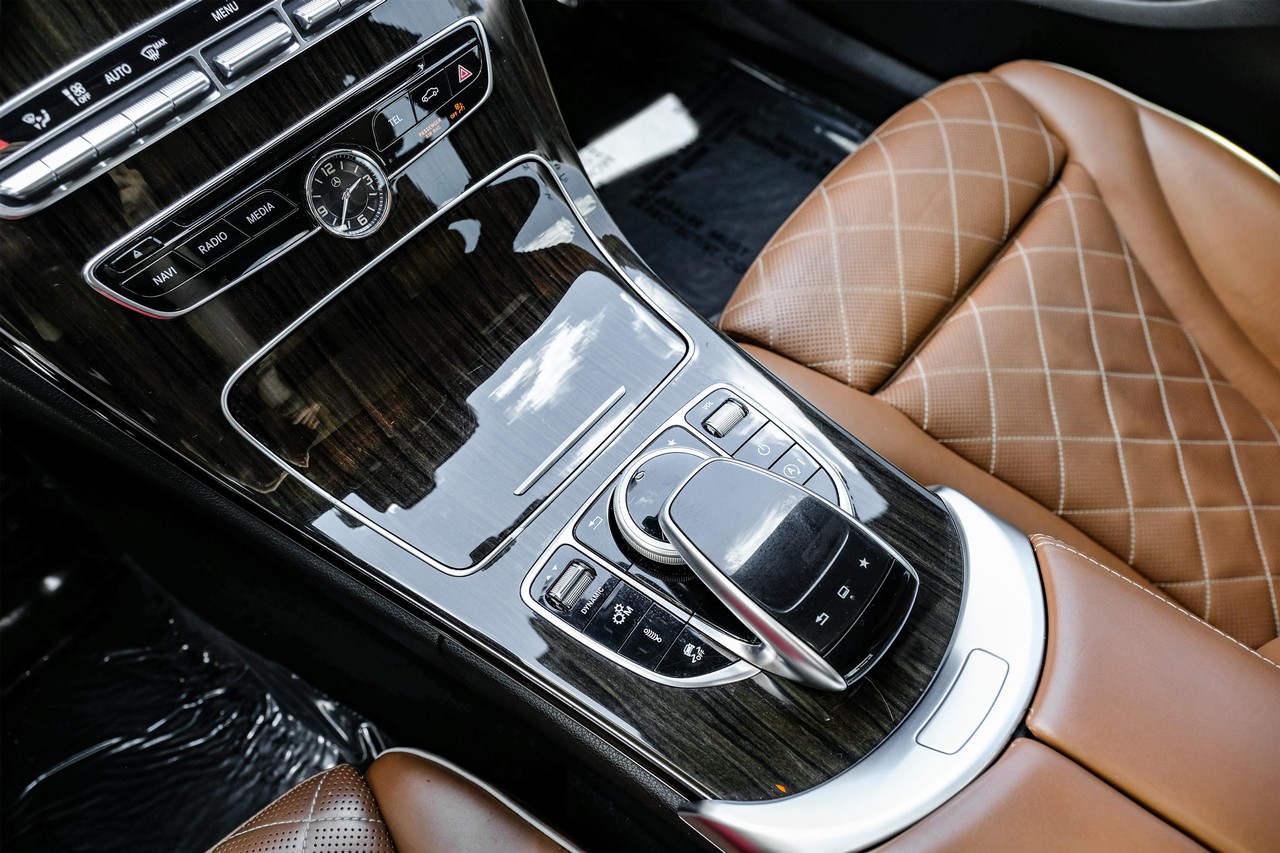 Mercedes-Benz C-Class Vehicle Main Gallery Image 24