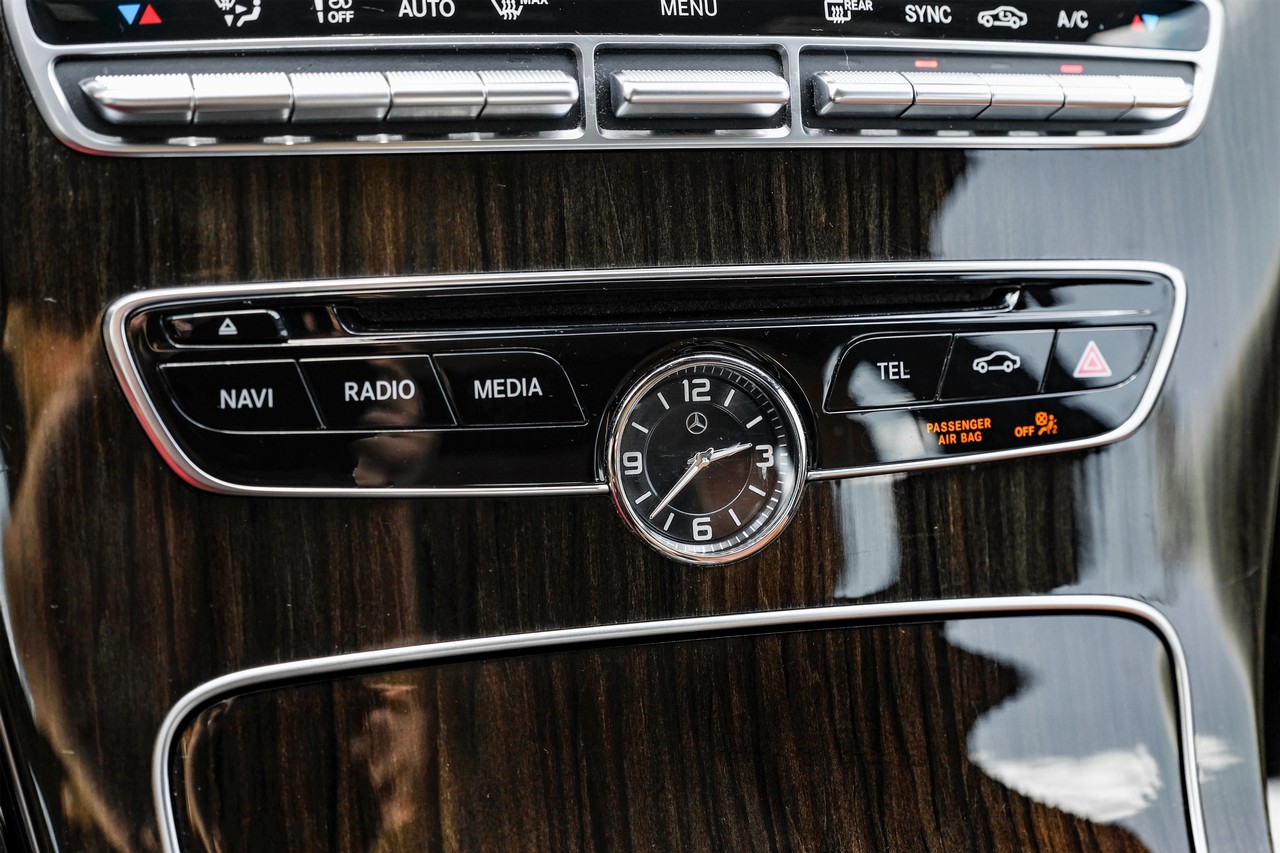 Mercedes-Benz C-Class Vehicle Main Gallery Image 25
