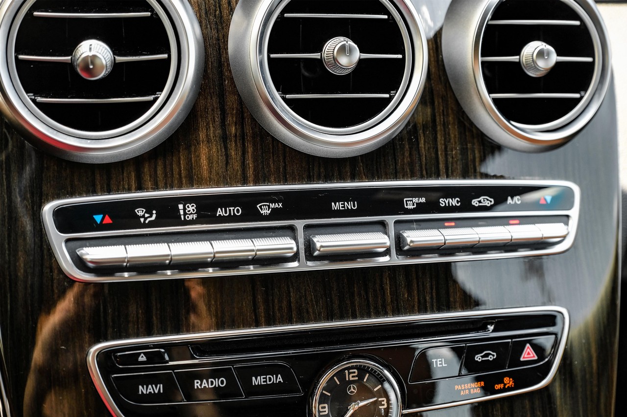 Mercedes-Benz C-Class Vehicle Main Gallery Image 26
