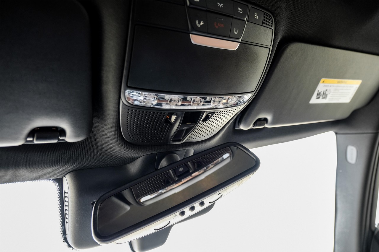 Mercedes-Benz C-Class Vehicle Main Gallery Image 27