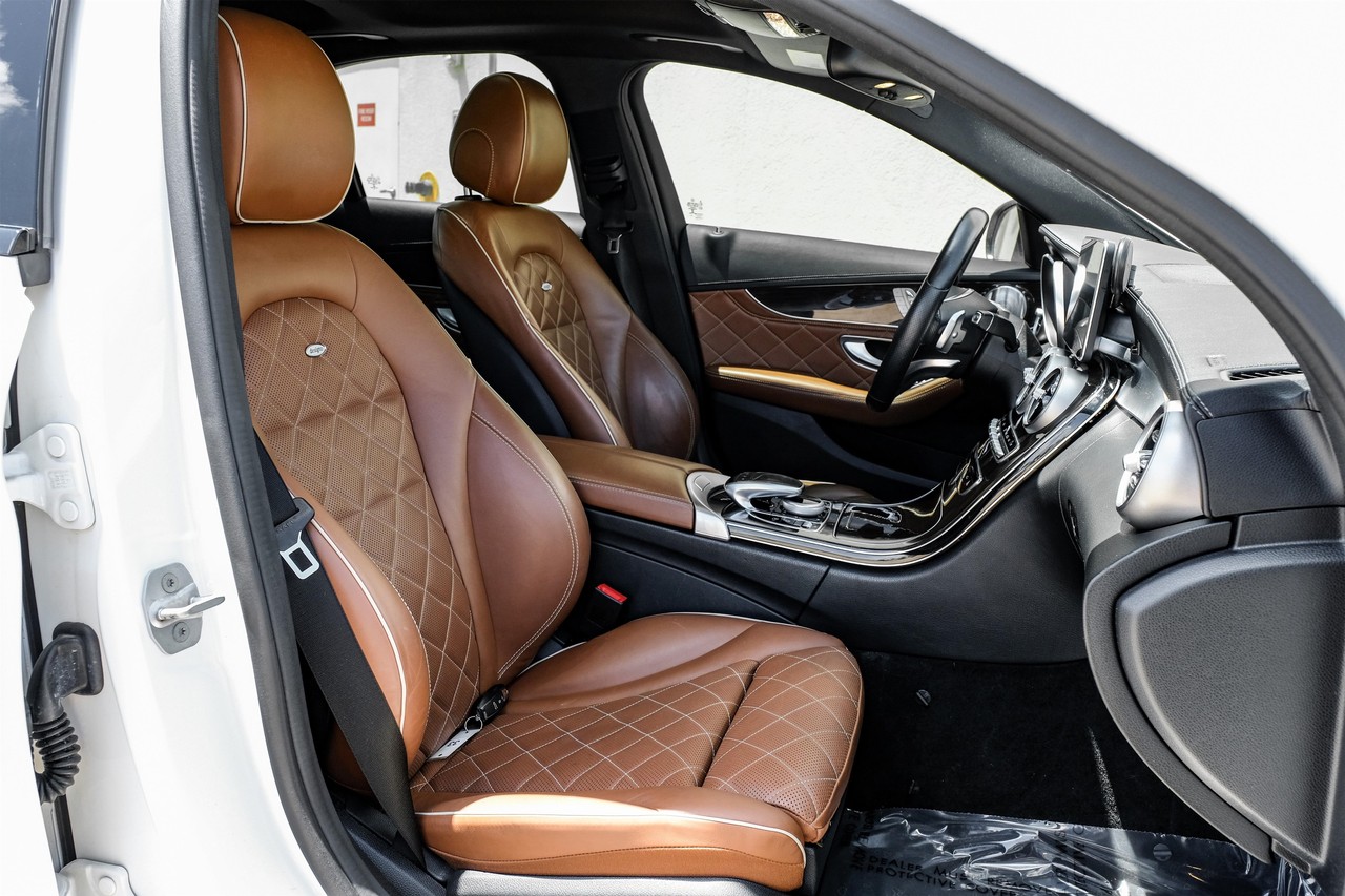 Mercedes-Benz C-Class Vehicle Main Gallery Image 31