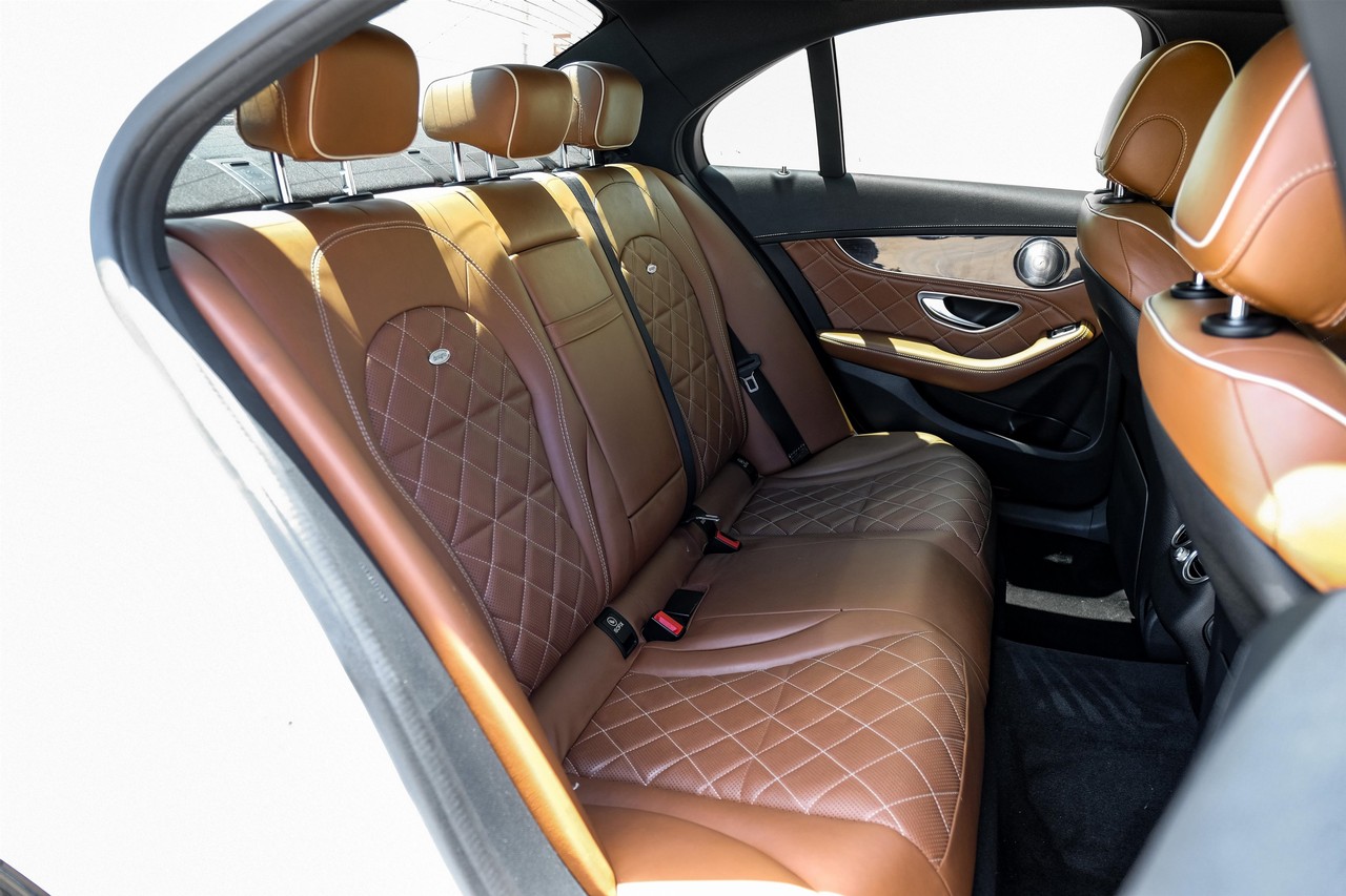 Mercedes-Benz C-Class Vehicle Main Gallery Image 32