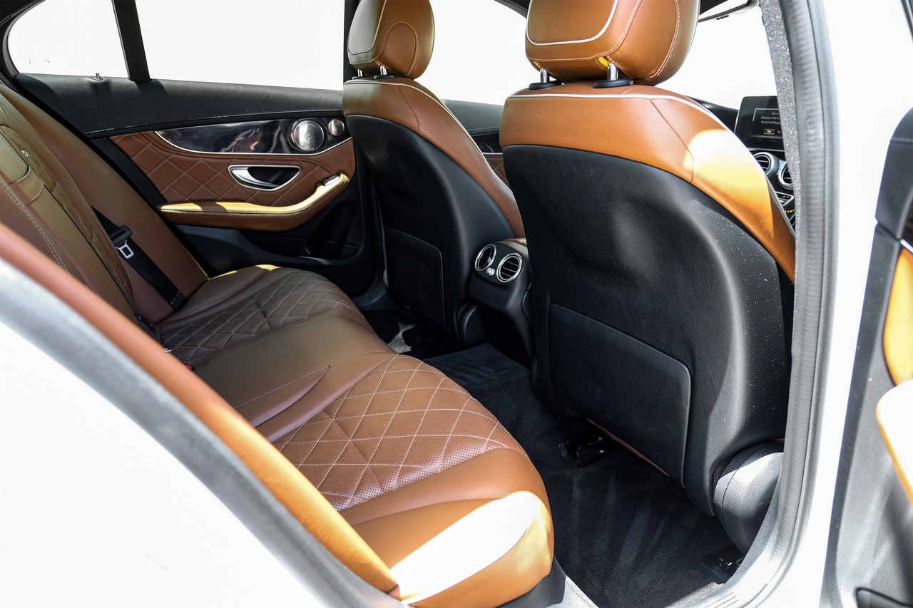 Mercedes-Benz C-Class Vehicle Main Gallery Image 33