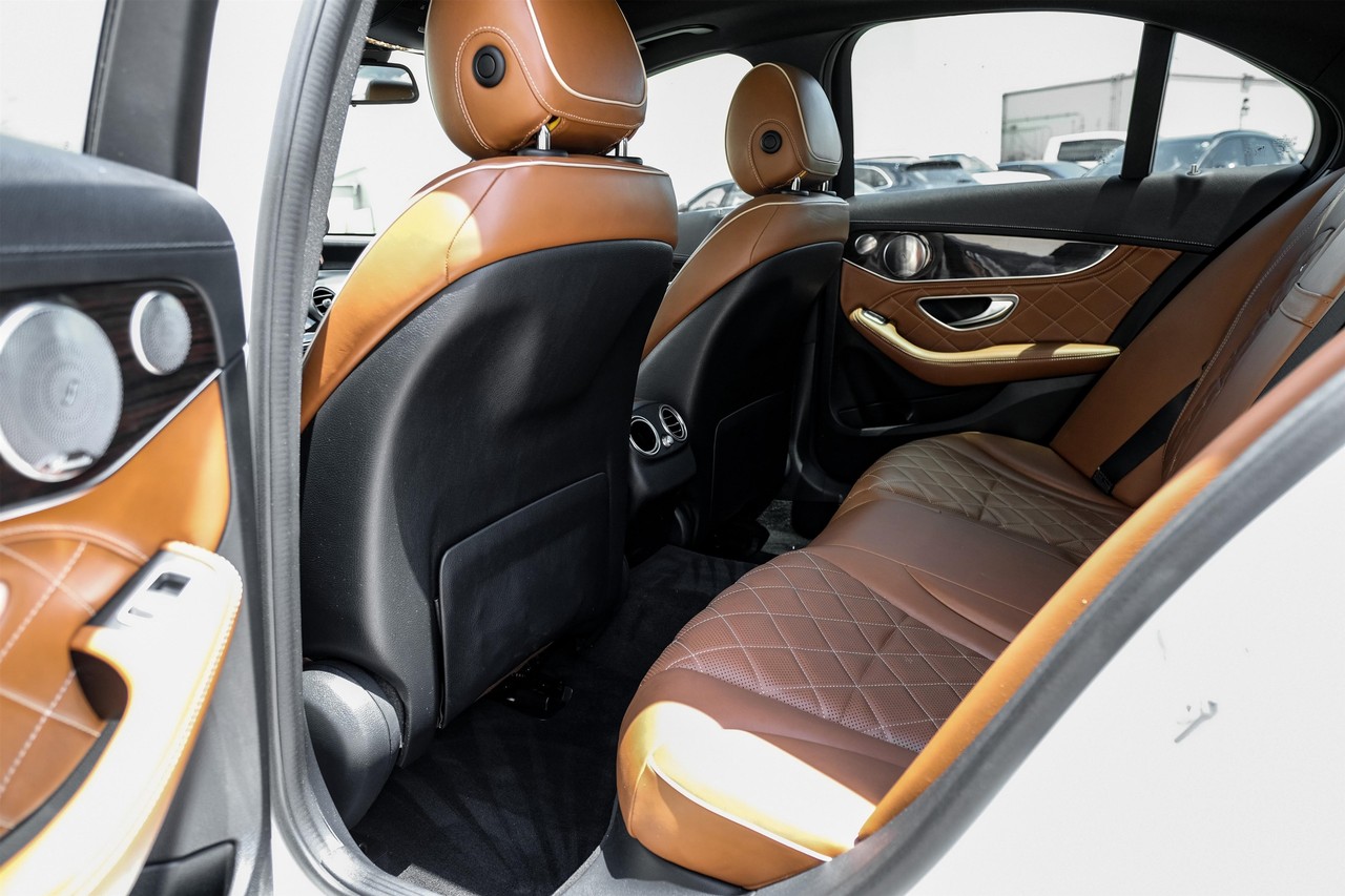 Mercedes-Benz C-Class Vehicle Main Gallery Image 34