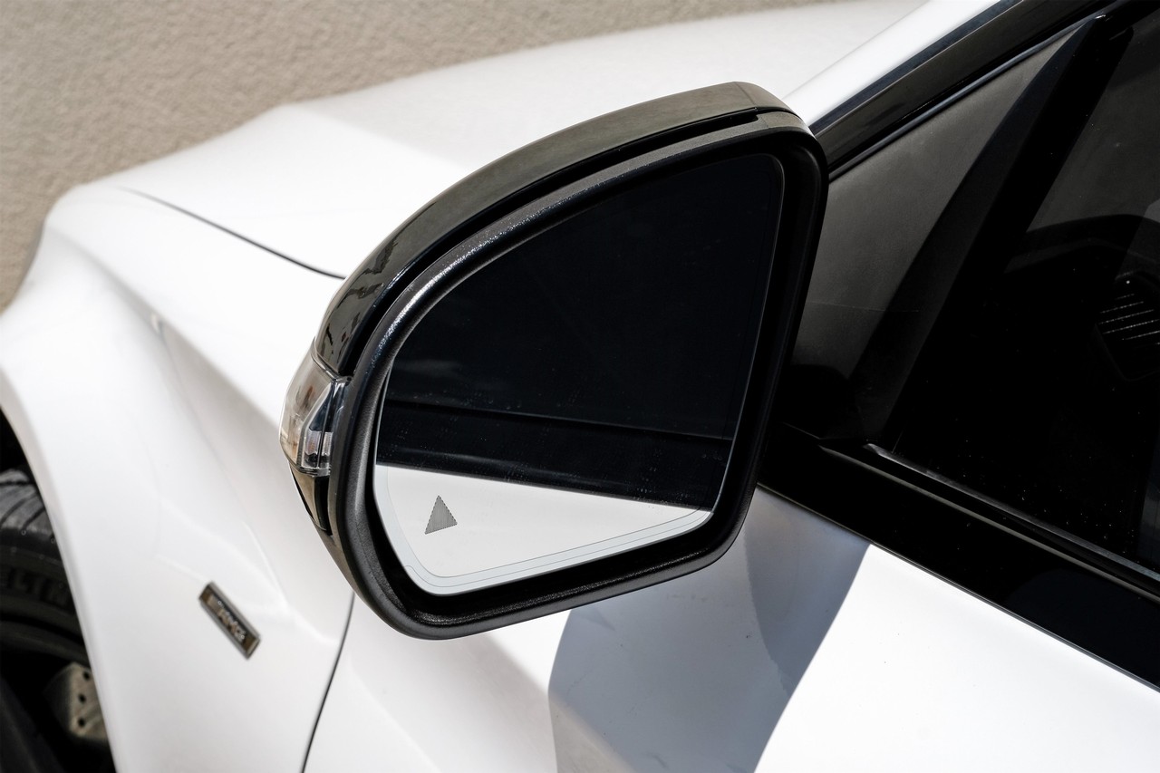 Mercedes-Benz C-Class Vehicle Main Gallery Image 37