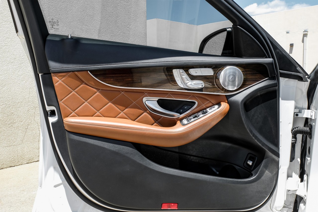 Mercedes-Benz C-Class Vehicle Main Gallery Image 38