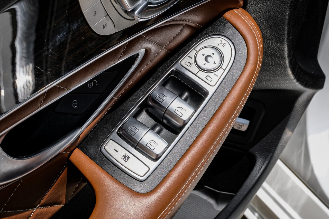Mercedes-Benz C-Class Vehicle Main Gallery Image 39