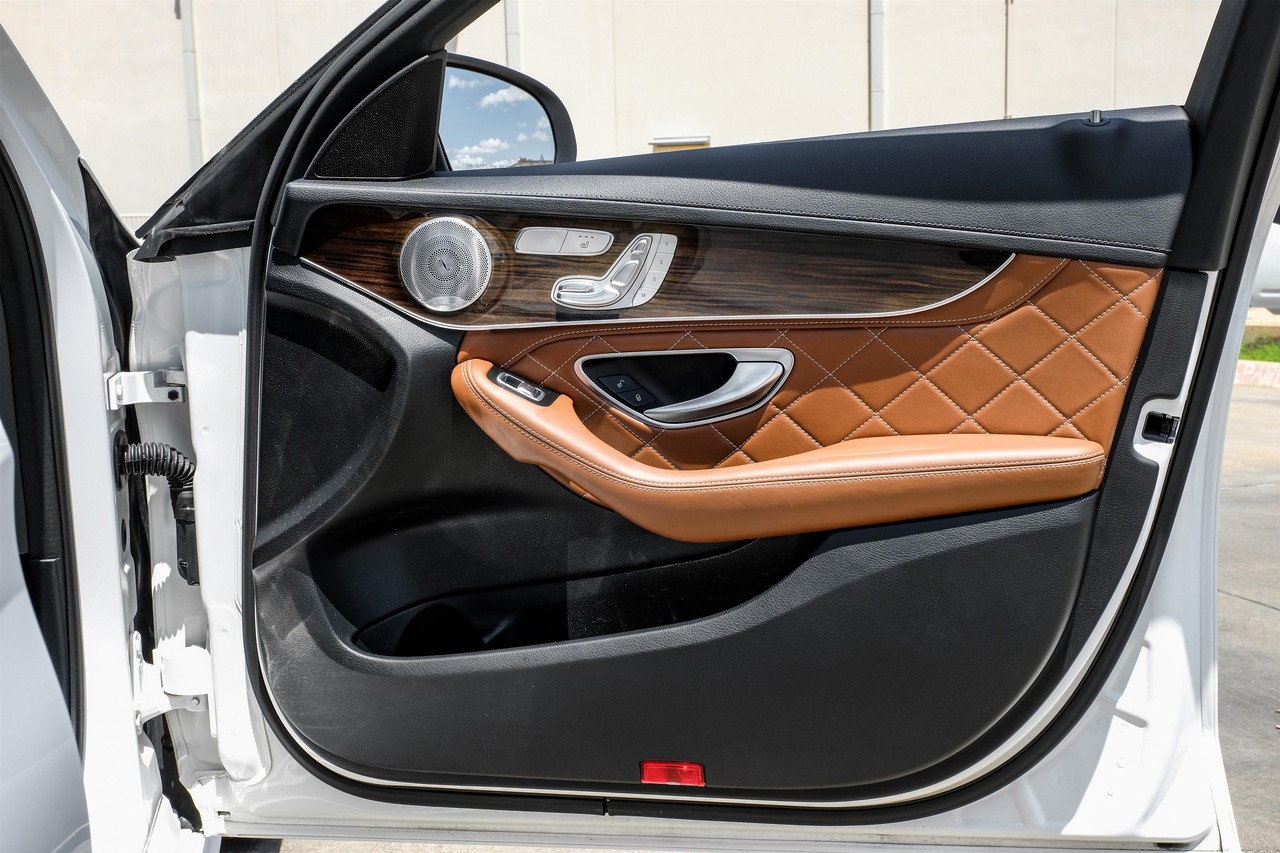 Mercedes-Benz C-Class Vehicle Main Gallery Image 40