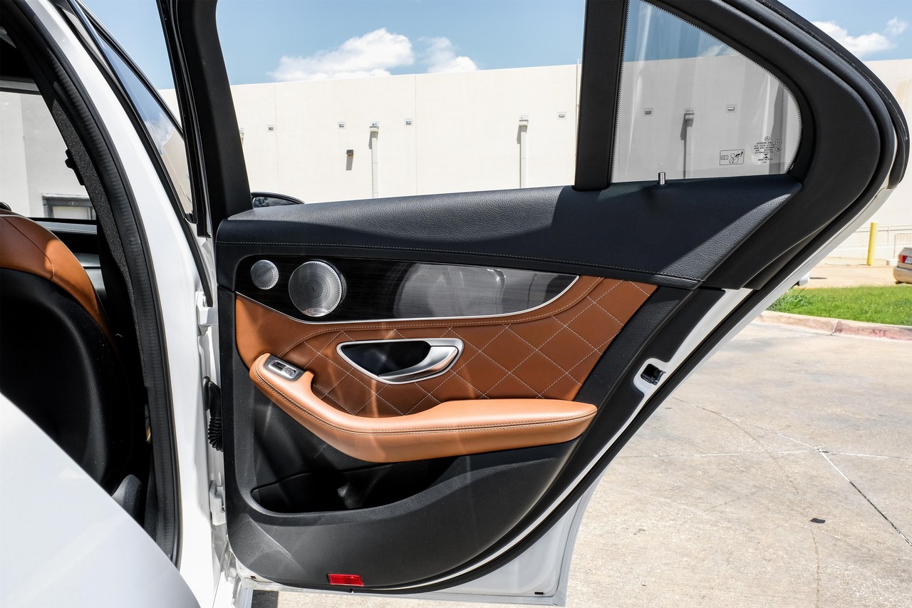 Mercedes-Benz C-Class Vehicle Main Gallery Image 42
