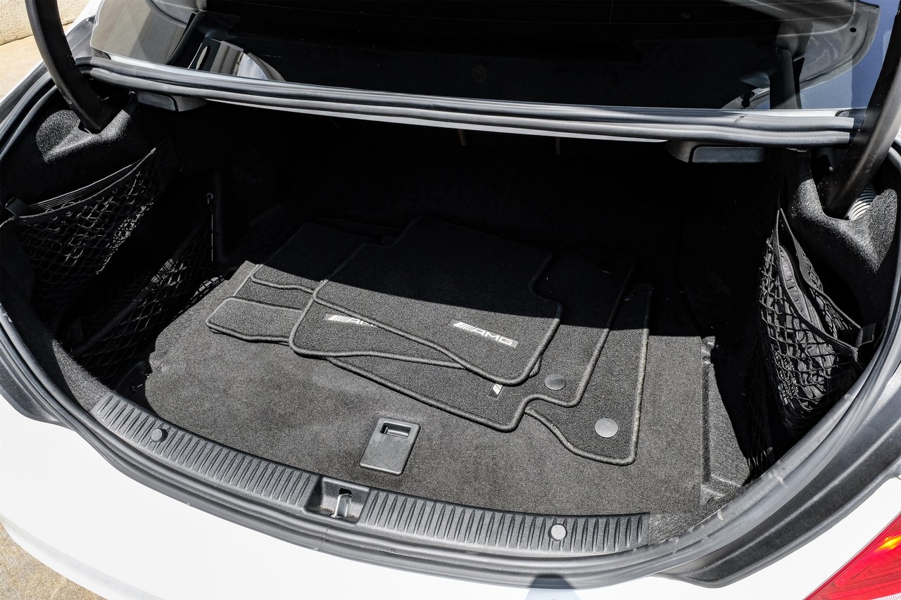 Mercedes-Benz C-Class Vehicle Main Gallery Image 45