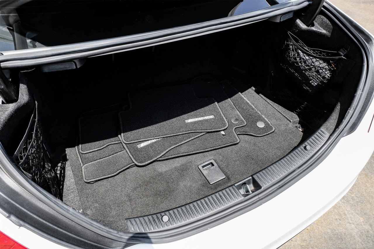 Mercedes-Benz C-Class Vehicle Main Gallery Image 46