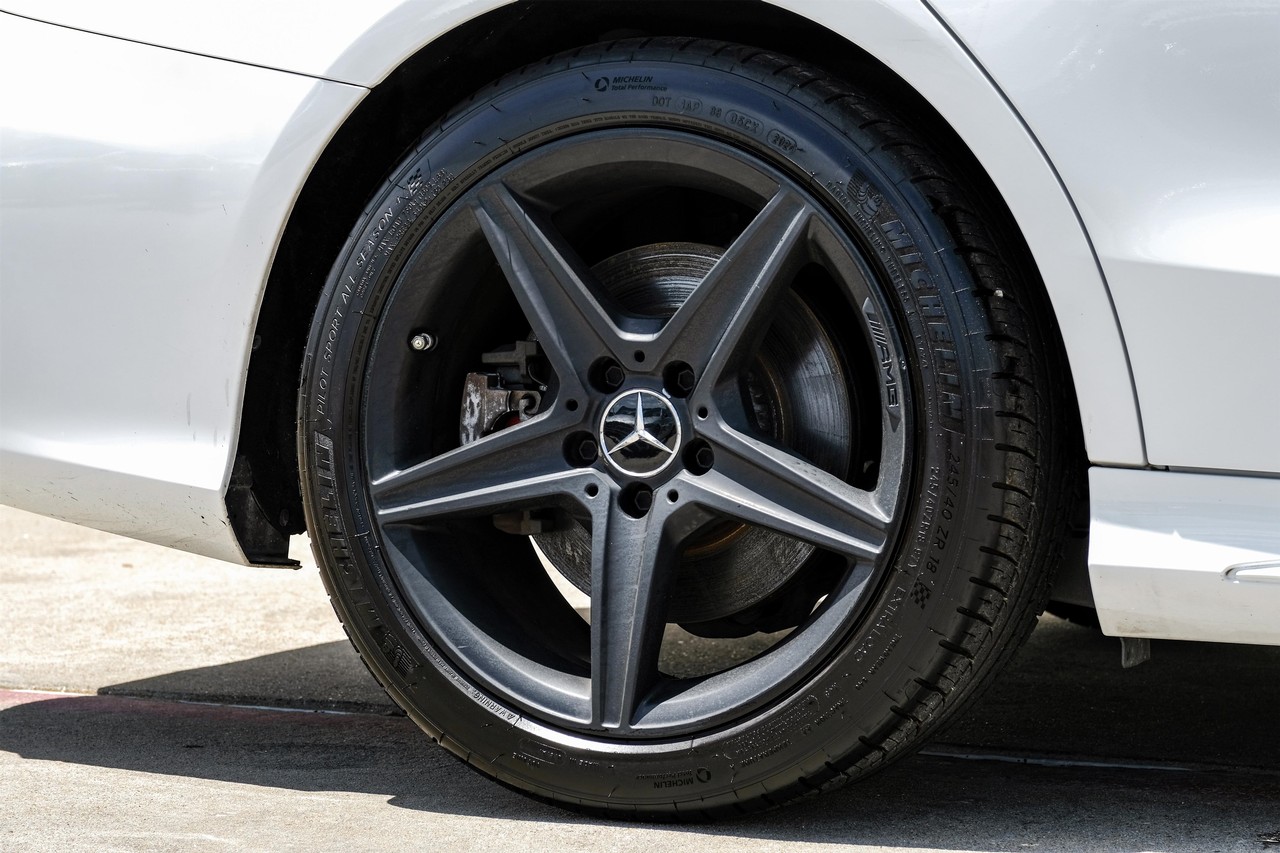 Mercedes-Benz C-Class Vehicle Main Gallery Image 47