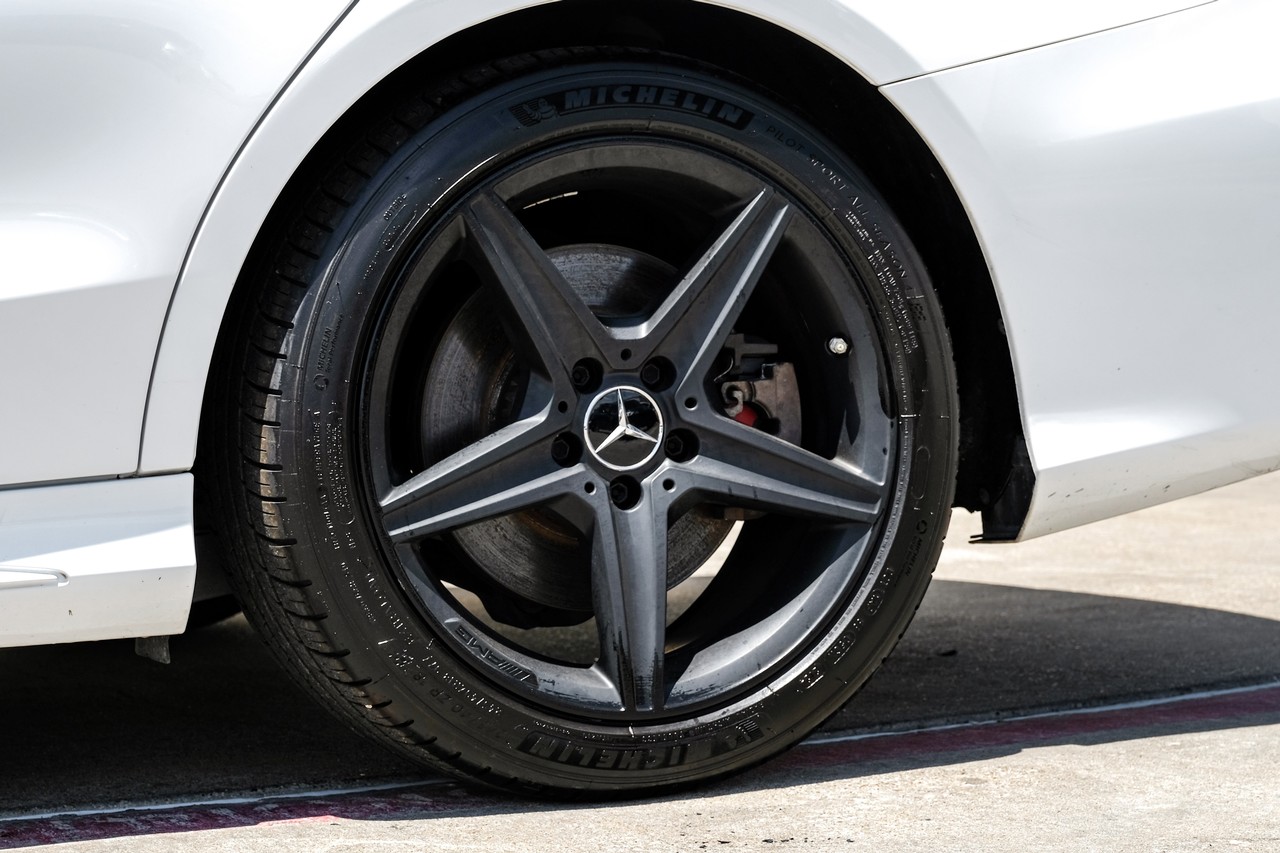 Mercedes-Benz C-Class Vehicle Main Gallery Image 50