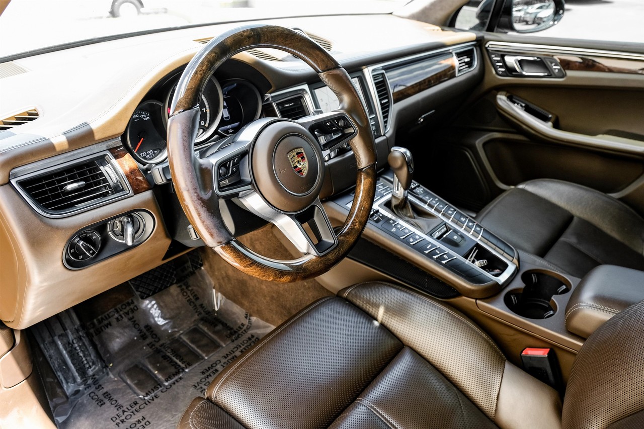 Porsche Macan Vehicle Main Gallery Image 03