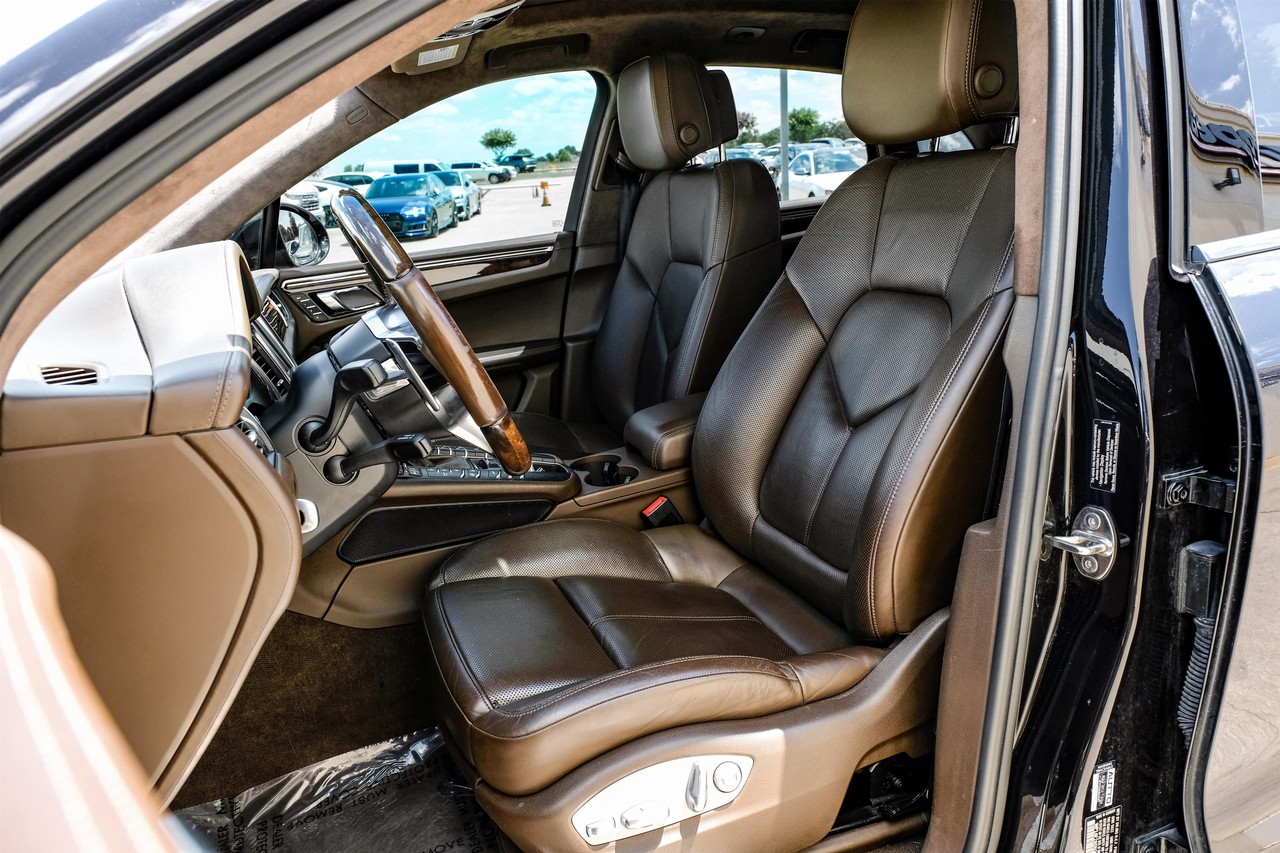 Porsche Macan Vehicle Main Gallery Image 04