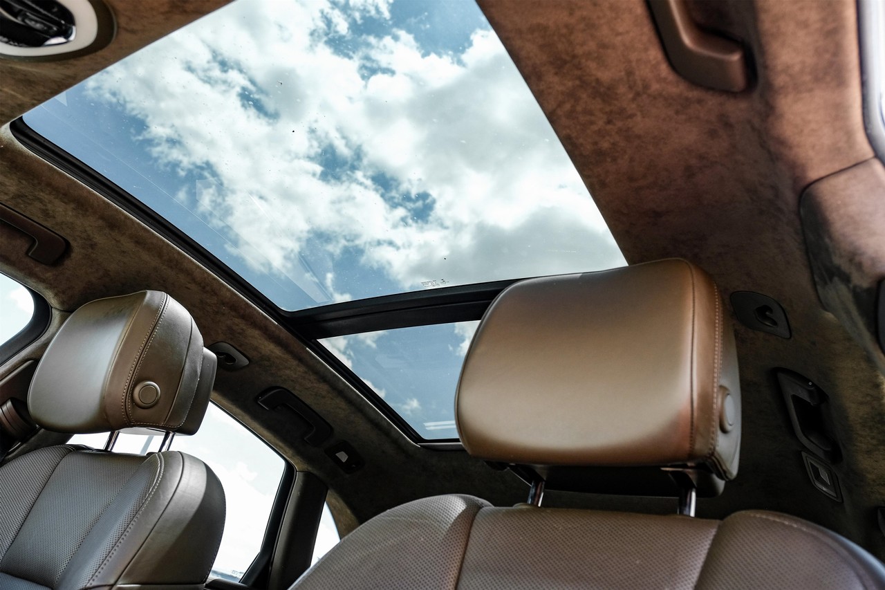 Porsche Macan Vehicle Main Gallery Image 05