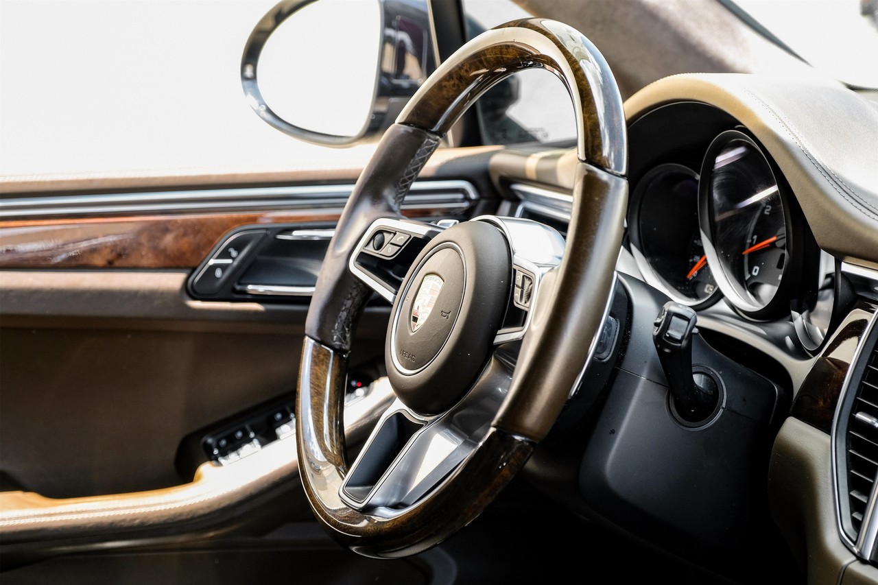 Porsche Macan Vehicle Main Gallery Image 14