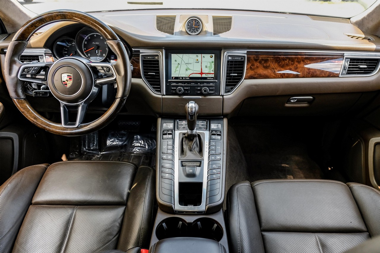 Porsche Macan Vehicle Main Gallery Image 15