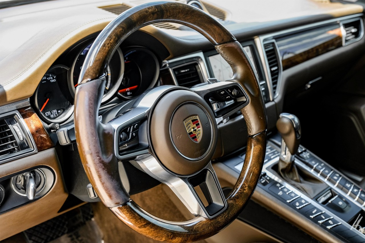 Porsche Macan Vehicle Main Gallery Image 16