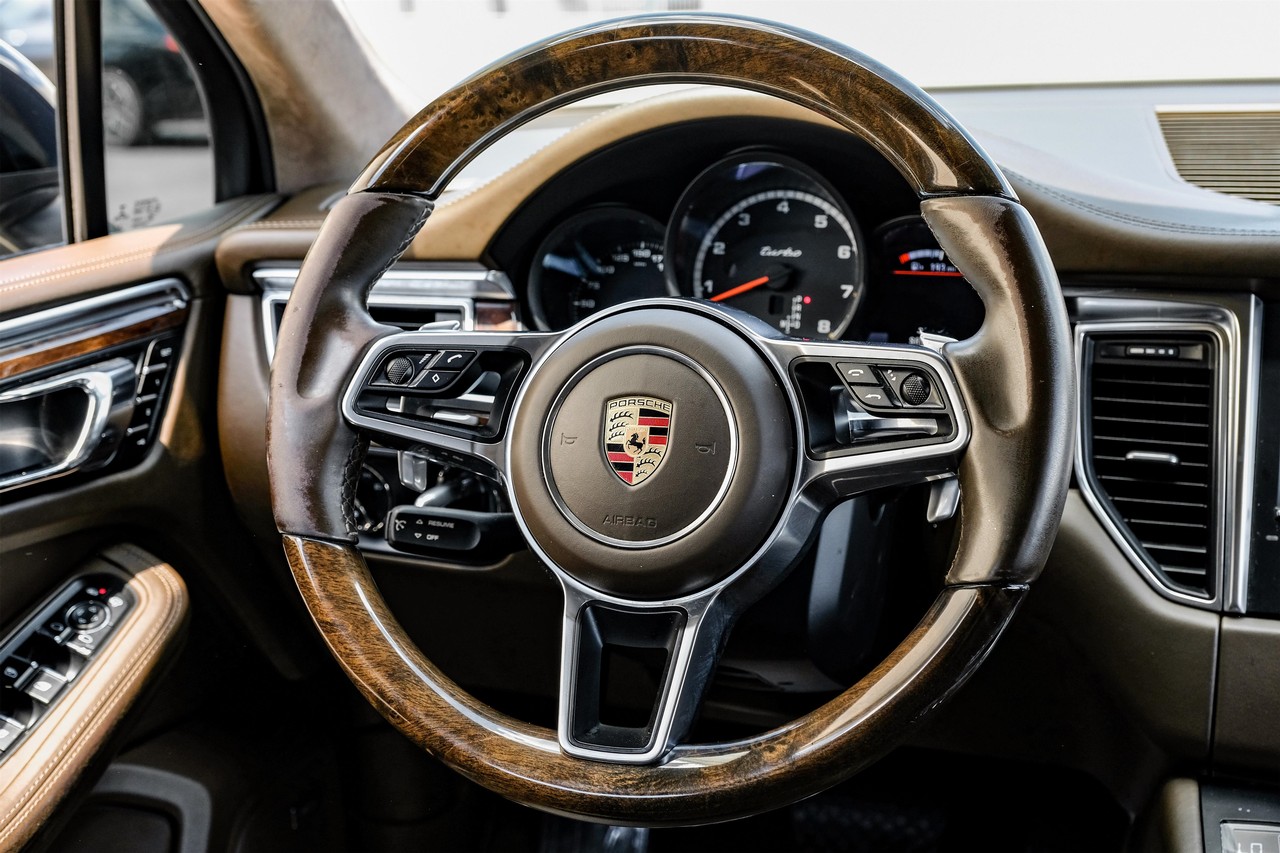 Porsche Macan Vehicle Main Gallery Image 17