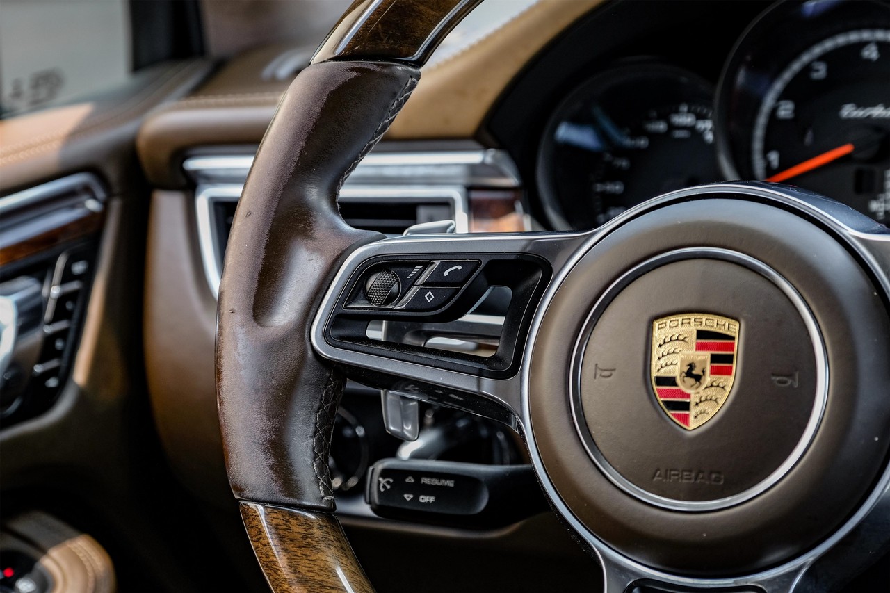 Porsche Macan Vehicle Main Gallery Image 18