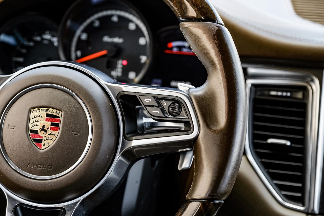 Porsche Macan Vehicle Main Gallery Image 19